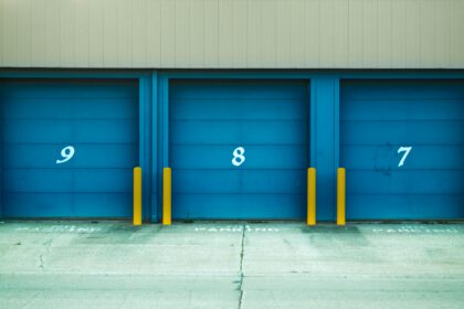 Garageboxen met blauwe deur