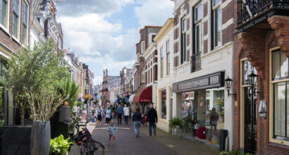 Drukke winkelstraat in Den Haag