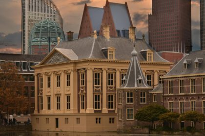 Het Mauritshuis en het torentje van de minister-president vanaf de Hofvijver, met op de achtergrond moderne hoogbouw van Den Haag.