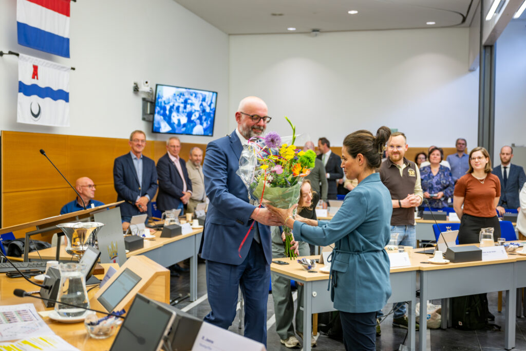 Carina van Eck beëdigd als Ombudsman Leidschendam-Voorburg met Burgemeester Vroom.