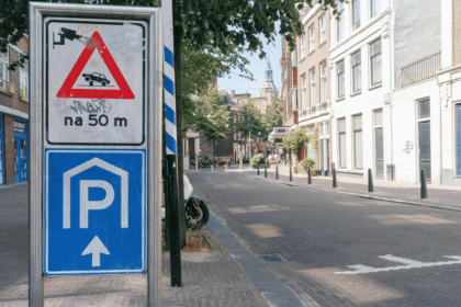Bord wat verwijst naar parkeerterrein in Den Haag